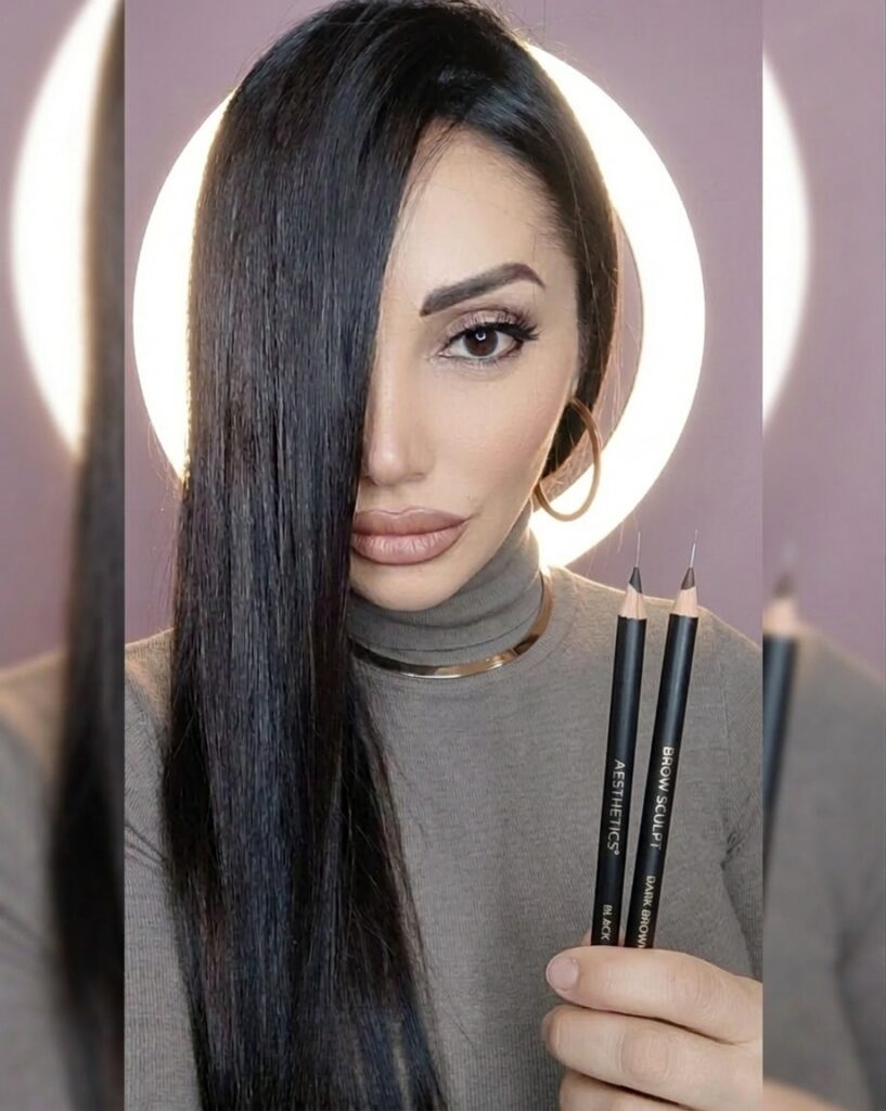 Vera con strumenti per il disegno delle sopracciglia